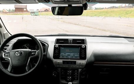 Toyota Land Cruiser Prado 150 рестайлинг 2, 2018 год, 4 500 000 рублей, 21 фотография