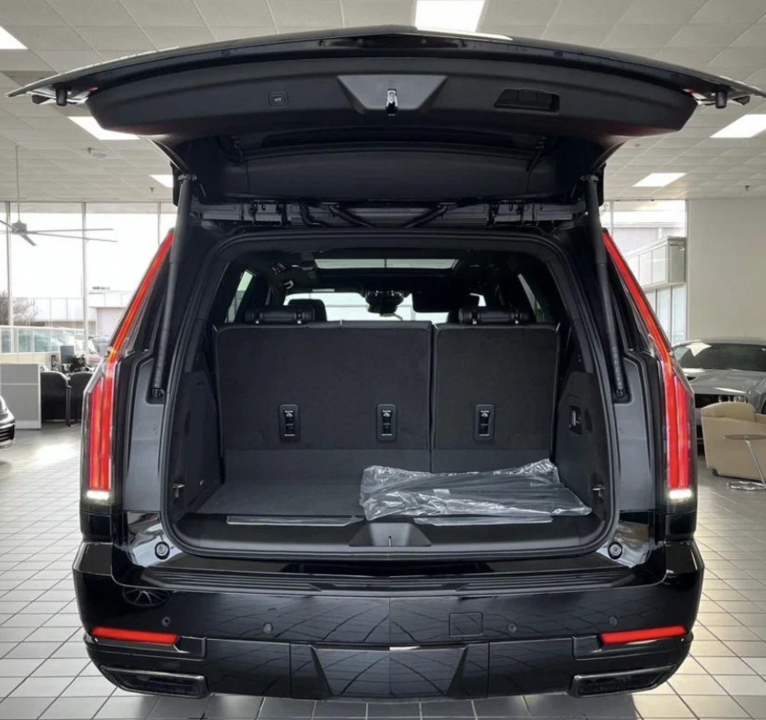 Cadillac Escalade V, 2025 год, 23 000 000 рублей, 8 фотография