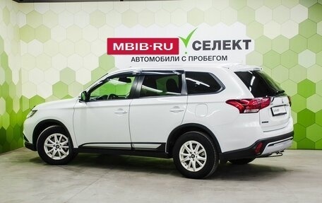 Mitsubishi Outlander III рестайлинг 3, 2019 год, 2 200 000 рублей, 6 фотография