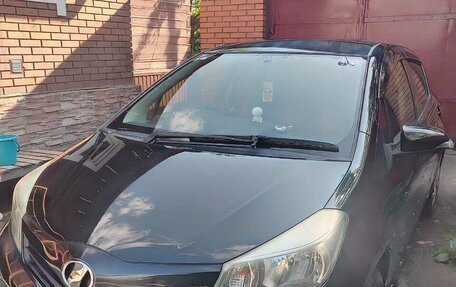 Toyota Vitz, 2013 год, 850 000 рублей, 2 фотография