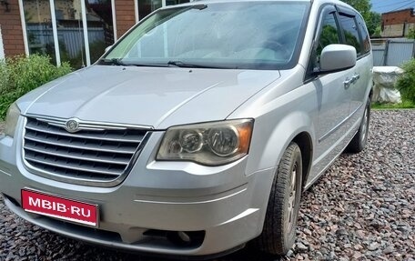 Chrysler Town & Country V рестайлинг, 2010 год, 1 500 000 рублей, 1 фотография