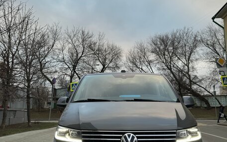 Volkswagen Multivan T6 рестайлинг, 2020 год, 6 100 000 рублей, 1 фотография