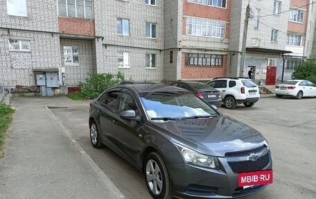 Chevrolet Cruze II, 2010 год, 585 000 рублей, 3 фотография