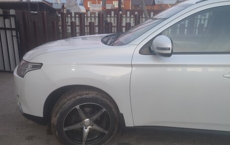 Mitsubishi Outlander III рестайлинг 3, 2014 год, 1 500 000 рублей, 2 фотография