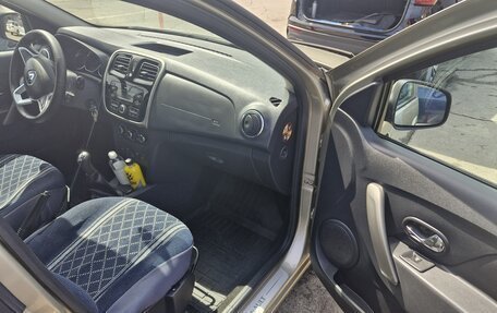 Renault Logan II, 2018 год, 950 000 рублей, 2 фотография