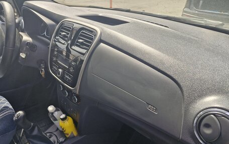 Renault Logan II, 2018 год, 950 000 рублей, 13 фотография