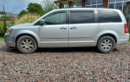 Chrysler Town & Country V рестайлинг, 2010 год, 1 500 000 рублей, 2 фотография