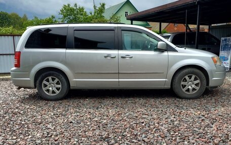 Chrysler Town & Country V рестайлинг, 2010 год, 1 500 000 рублей, 3 фотография