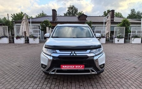 Mitsubishi Outlander III рестайлинг 3, 2020 год, 1 900 000 рублей, 1 фотография