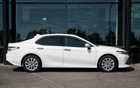 Toyota Camry, 2019 год, 1 899 000 рублей, 6 фотография