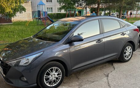 Hyundai Solaris II рестайлинг, 2021 год, 1 540 000 рублей, 2 фотография