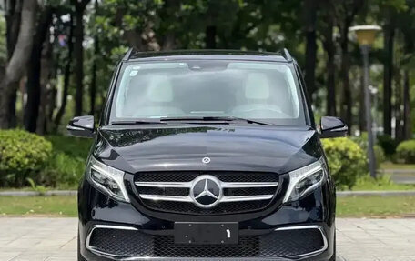 Mercedes-Benz V-Класс, 2022 год, 3 990 000 рублей, 2 фотография