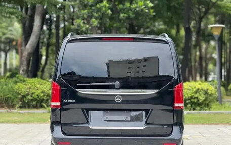 Mercedes-Benz V-Класс, 2022 год, 3 990 000 рублей, 5 фотография