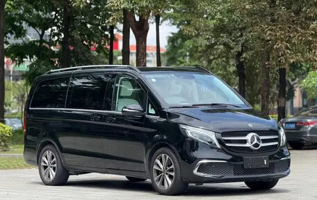 Mercedes-Benz V-Класс, 2022 год, 3 990 000 рублей, 3 фотография