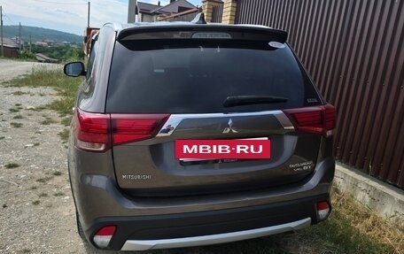 Mitsubishi Outlander III рестайлинг 3, 2017 год, 2 600 000 рублей, 5 фотография