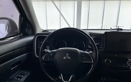 Mitsubishi Outlander III рестайлинг 3, 2015 год, 1 990 000 рублей, 14 фотография