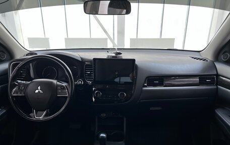 Mitsubishi Outlander III рестайлинг 3, 2015 год, 1 990 000 рублей, 13 фотография