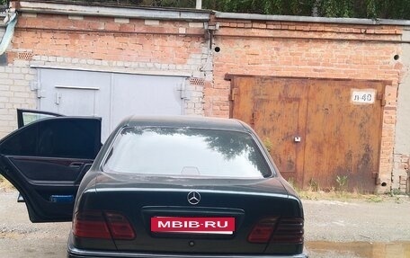 Mercedes-Benz E-Класс, 1996 год, 450 000 рублей, 2 фотография