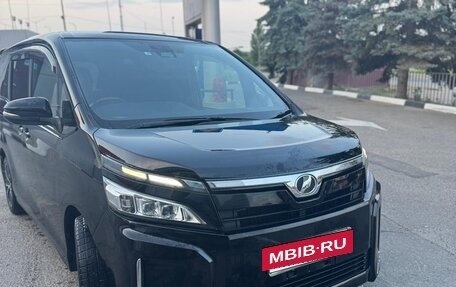 Toyota Voxy III, 2017 год, 2 150 000 рублей, 3 фотография