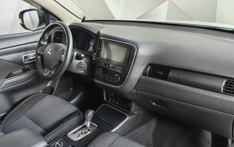 Mitsubishi Outlander III рестайлинг 3, 2019 год, 1 925 000 рублей, 10 фотография