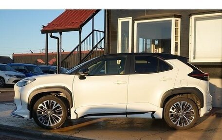 Toyota Yaris Cross, 2022 год, 1 370 000 рублей, 3 фотография