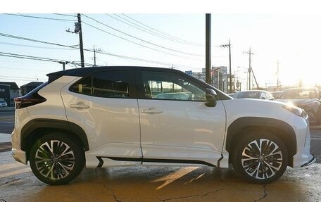 Toyota Yaris Cross, 2022 год, 1 370 000 рублей, 10 фотография