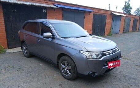 Mitsubishi Outlander III рестайлинг 3, 2013 год, 2 099 999 рублей, 4 фотография