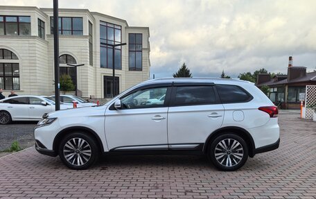 Mitsubishi Outlander III рестайлинг 3, 2020 год, 1 900 000 рублей, 2 фотография