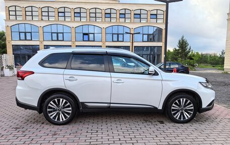 Mitsubishi Outlander III рестайлинг 3, 2020 год, 1 900 000 рублей, 3 фотография