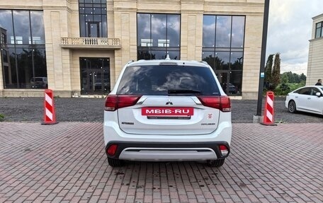 Mitsubishi Outlander III рестайлинг 3, 2020 год, 1 900 000 рублей, 4 фотография