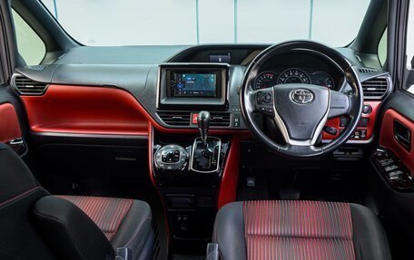 Toyota Voxy III, 2017 год, 2 320 000 рублей, 6 фотография