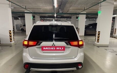 Mitsubishi Outlander III рестайлинг 3, 2018 год, 2 200 000 рублей, 2 фотография