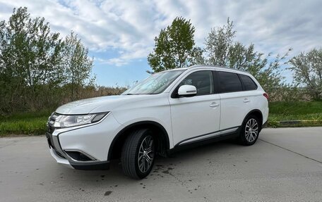 Mitsubishi Outlander III рестайлинг 3, 2015 год, 1 690 000 рублей, 7 фотография