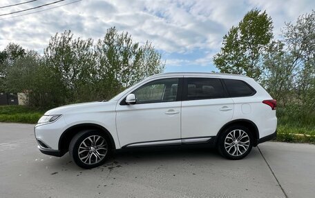 Mitsubishi Outlander III рестайлинг 3, 2015 год, 1 690 000 рублей, 5 фотография
