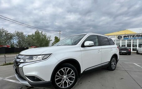 Mitsubishi Outlander III рестайлинг 3, 2015 год, 1 690 000 рублей, 2 фотография