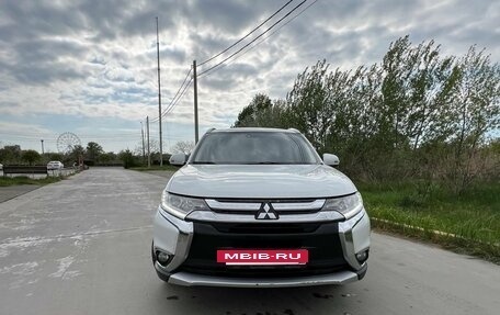 Mitsubishi Outlander III рестайлинг 3, 2015 год, 1 690 000 рублей, 6 фотография