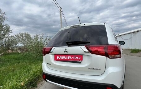 Mitsubishi Outlander III рестайлинг 3, 2015 год, 1 690 000 рублей, 3 фотография