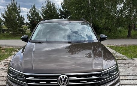 Volkswagen Tiguan II, 2019 год, 2 490 000 рублей, 2 фотография