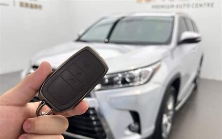 Toyota Highlander III, 2021 год, 3 260 000 рублей, 2 фотография
