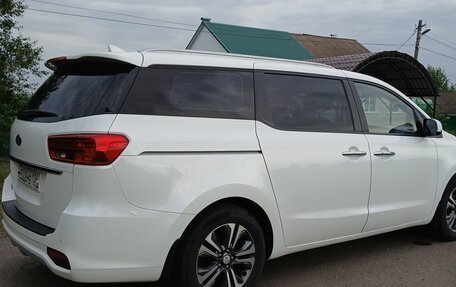KIA Carnival III, 2018 год, 2 500 000 рублей, 2 фотография