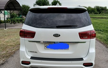 KIA Carnival III, 2018 год, 2 500 000 рублей, 3 фотография