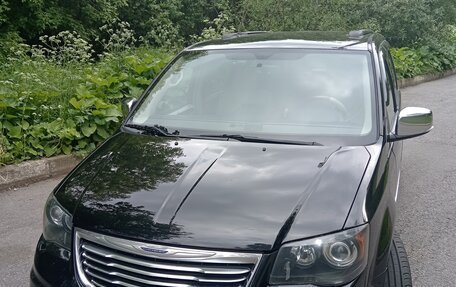 Chrysler Voyager IV, 2011 год, 2 180 000 рублей, 2 фотография