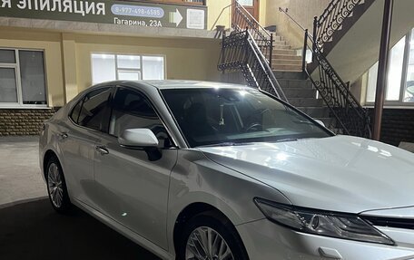 Toyota Camry, 2020 год, 3 190 000 рублей, 2 фотография