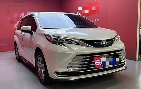 Toyota Sienna, 2022 год, 4 100 000 рублей, 3 фотография