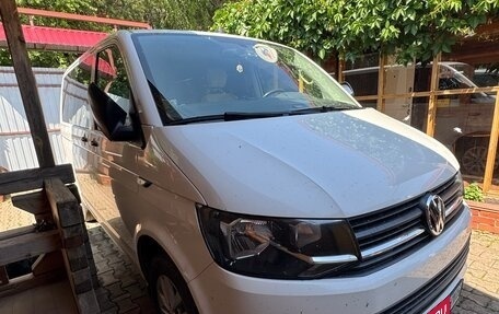 Volkswagen Multivan T6 рестайлинг, 2017 год, 3 900 000 рублей, 2 фотография