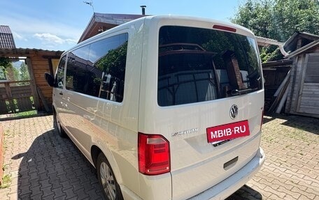 Volkswagen Multivan T6 рестайлинг, 2017 год, 3 900 000 рублей, 6 фотография