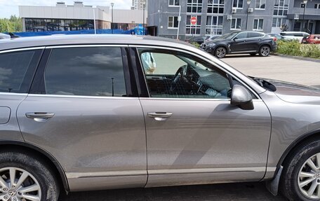Volkswagen Touareg III, 2011 год, 1 800 000 рублей, 2 фотография