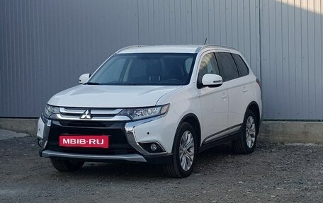 Mitsubishi Outlander III рестайлинг 3, 2016 год, 2 095 000 рублей, 2 фотография