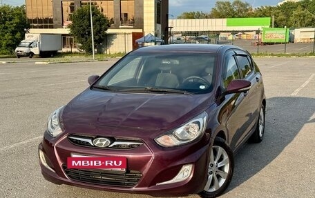 Hyundai Solaris II рестайлинг, 2011 год, 900 000 рублей, 2 фотография