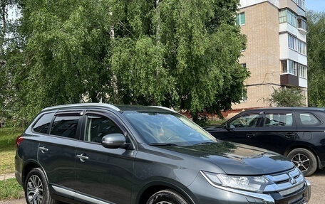 Mitsubishi Outlander III рестайлинг 3, 2016 год, 1 950 000 рублей, 2 фотография